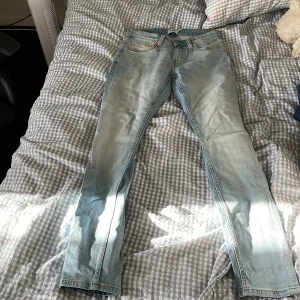 Ljusblå jeans från 157, storlek S - Säljer ett par ljusblå jeans från 157 i storlek S. Klassisk femficksmodell med raka ben och snygga slitningar. Jeansen har normal passform och är tillverkade i bomull. Perfekta för dig som gillar en avslappnad och stilren look.