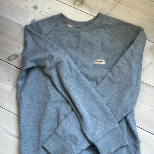 Grå sweatshirt från Nudie Jeans, strl S - Säljer en stilren grå sweatshirt från Nudie Jeans