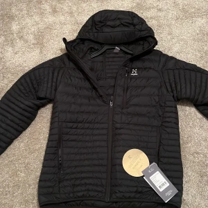 Svart pufferjacka från Haglöfs  -  Helt ny haglöfs jacka som är perfekt för detta väder och håller dig varm. Storlek M men kan även passa S. Köpt i Xxl för 2500kr. Pris kan diskuteras litegrann. Bara skriva om du funderar något!