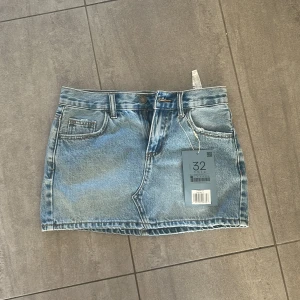 Blå jeanskjol från Stradivarius - Snygg ljusblå jeanskjol från stradivarius. Kjolen är i storlek 32. Prislapp sitter kvar och är endast testad på! 💓