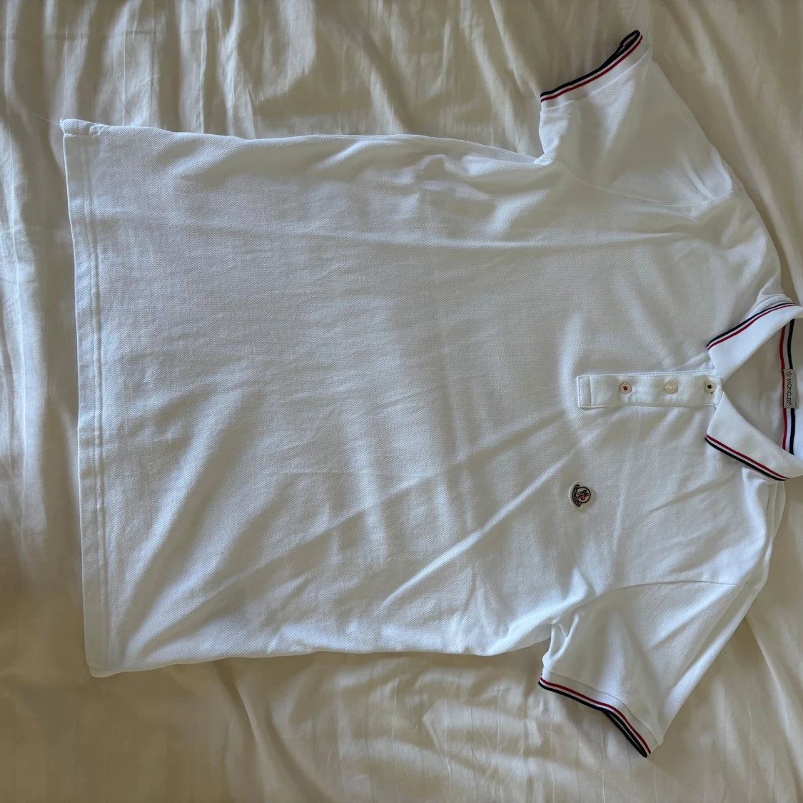 Vit Moncler pikétröja