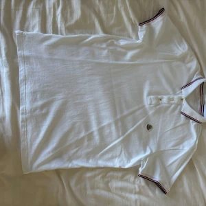 Vit Moncler pikétröja  - Vit pikétröja från Moncler, använd 1-2 gånger annars helt nyskick, pris går att diskutera!