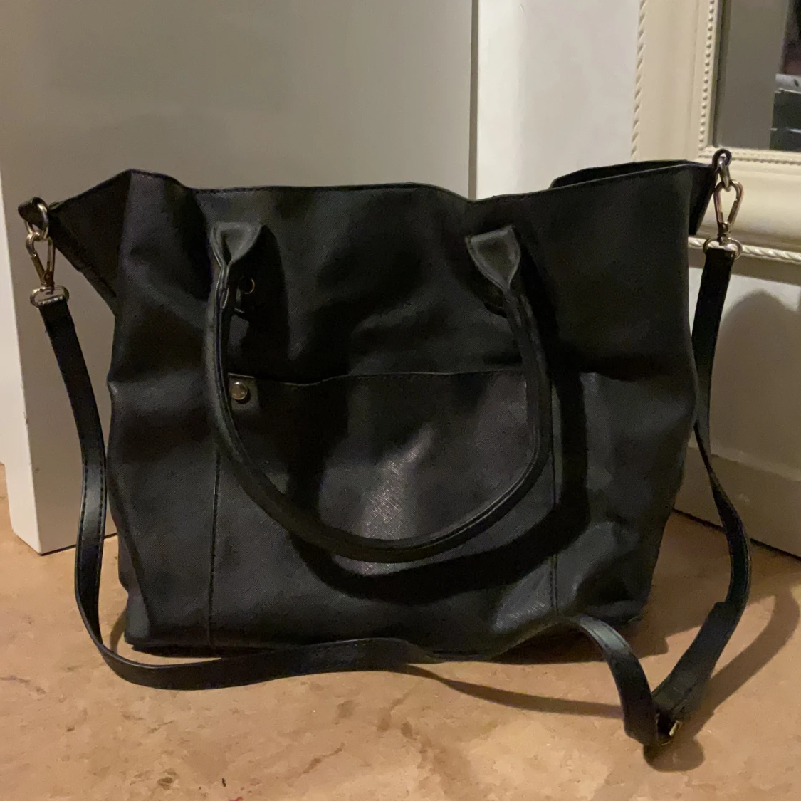 Svart axelväska i skinnimitation