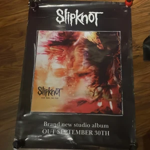Slipknot affisch - Cool poster för släppet av Slipknots album 'The End, So Far'. Den är tagen utifrån så är därför lite skrynklig