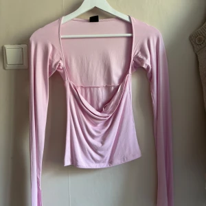 Ljusrosa långärmad topp Gina Tricot - Säljer en ljusrosa långärmad topp från Gina Tricot i stretchigt material. 