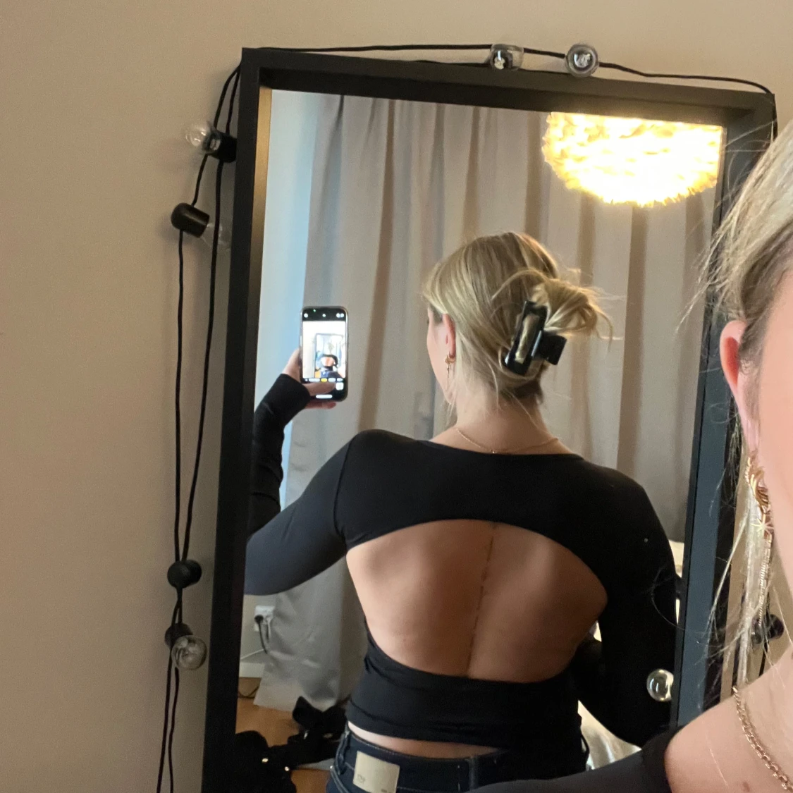 Svart långärmad topp med öppen rygg - 1