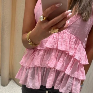 Rosa volangtopp Zara - Supersöt rosa volangtopp ifrån Zara i jätte fint skick! Hör av er vid frågor eller intresse 💖💕annars tryck gärna på köp nu!