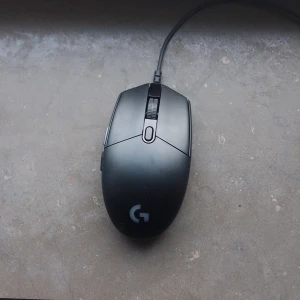 Logitech G203  - Den har bra respons tid, 8000DPI, bra sido knappar ny använd från boxen.                                                               Svart färg inga repor eller liknande. Kan få boxen om du vill. OBS! Bara upp hämtning. Kan diskutera priset.