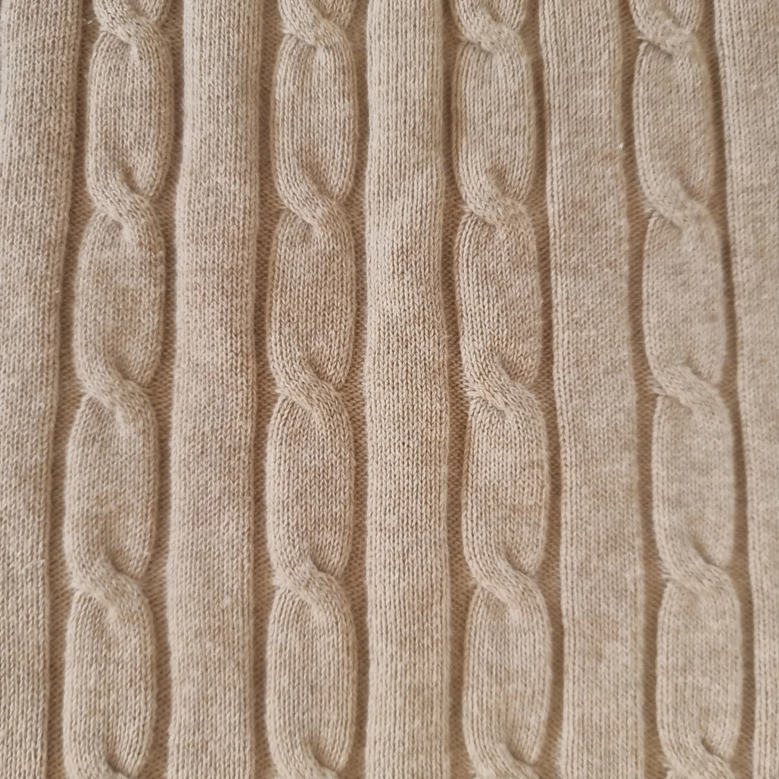 Beige kabelstickad tröja från GANT - 4