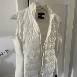 Vit väst - En vit väst ifrån four-d som knappt blivit använd🤍