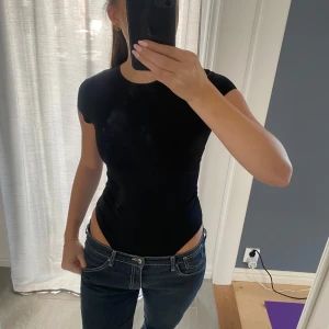Svart tight body - Säljer nu en tajt svart svart body i storlek S ifrån Zara. Endast använd någon gång. Man kan även ha bodyn över höfterna och nedanför då den är stretchig
