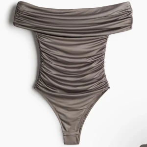 Grå off-shoulder body - Helt ny body med prislappar 