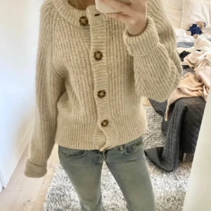 Beige stickad kofta med knappar - Säljer denna jättefina koftan från Zara i strl S då den har blivit lite för liten för mig💛inga defekter och passar bra😊