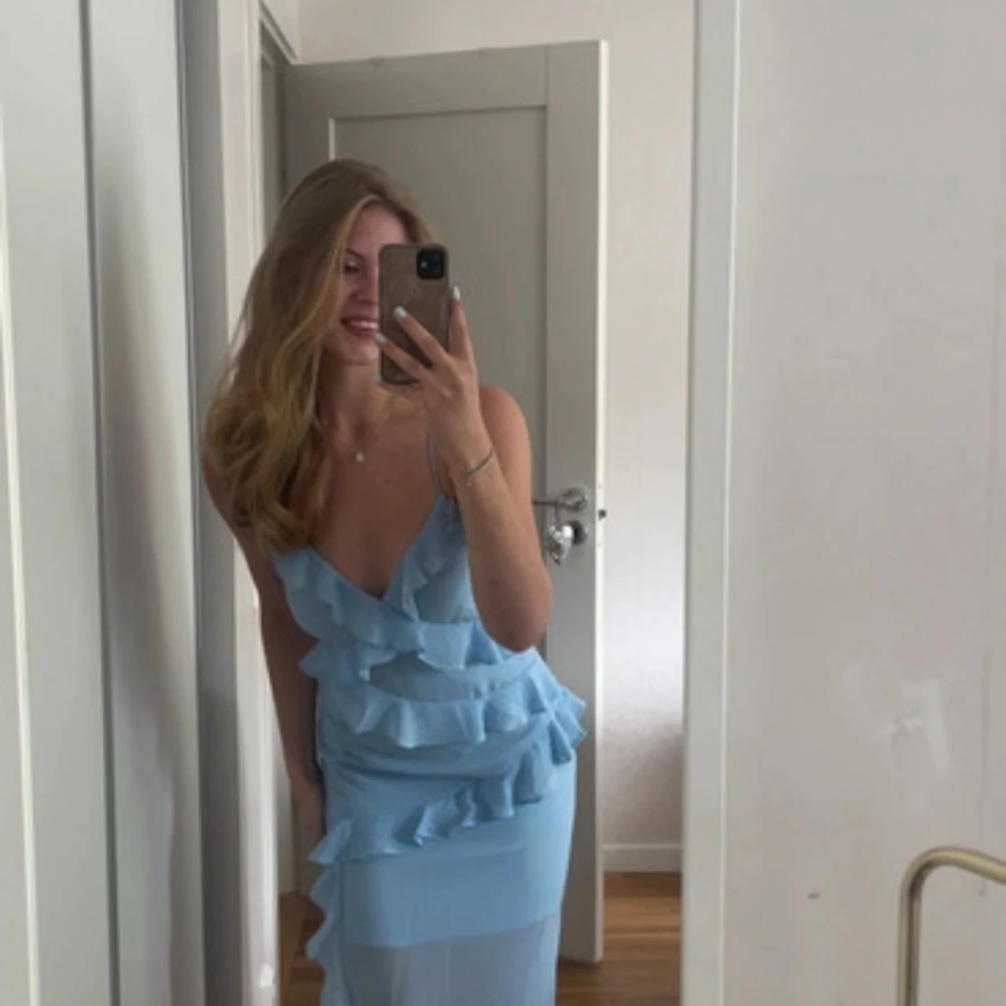 Ljusblå långklänning med volanger