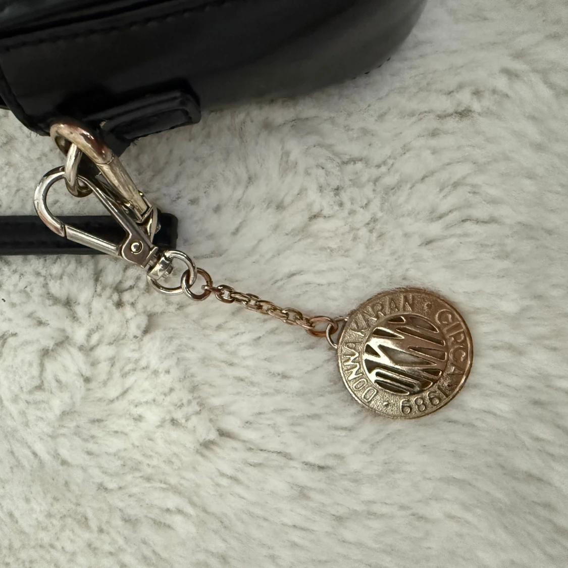 Svart vintage axelremlväska från DKNY i gländigskinn - 1