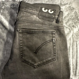 Dondup jeans - Säljer feta dondup jeans i storleken 32. Sitter som 30/32. Väldigt feta och plain. Funkar till varenda outfit🍾🍾🍾
