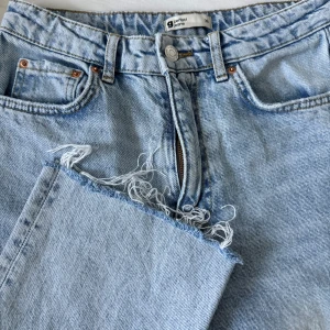 Blåa högmidjade jeans från Gina Tricot - Blåa  högmidjade jeans från Gina