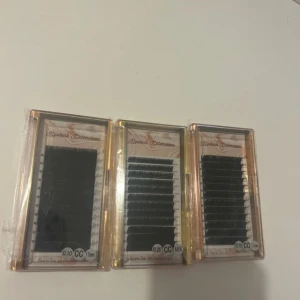  fransar för fransförlängning - Tre askar med svarta lösögonfransar för fransförlängning. Fransarna har olika tjocklekar (0.10 och 0.20) och böj (CC), samt olika längder och mix. Perfekt för dig som vill skapa fylliga och böjda fransar hemma eller i salong.