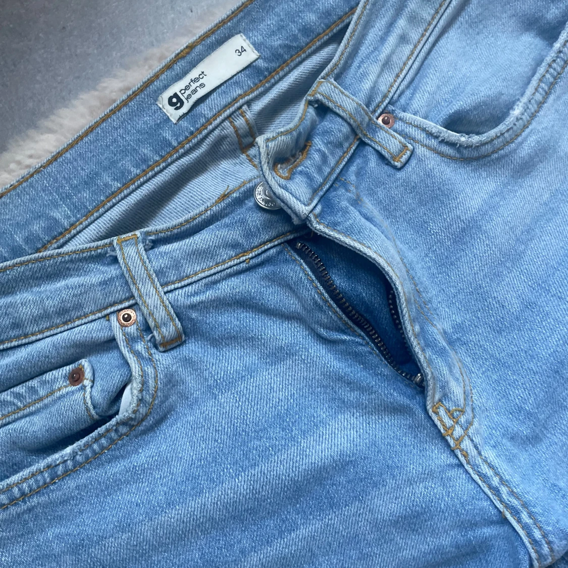 Ljusblå bootcut jeans från Gina Tricot  - 3