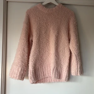 Ljusrosa fluffig tröja från H&M Divided - Supermjuk och fluffig ljusrosa tröja från H&M Divided. Tröjan har lång ärm, rak passform och hög hals. Perfekt för dig som vill ha en cozy och trendig look under kyliga dagar.