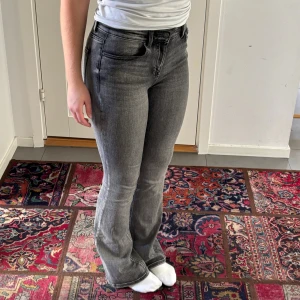 Svarta jeans från Vero Moda - Ett par fina svarta bootcut jeans från Vero Moda. Färgen är i en fin svart grå tvätt. Storlek M och mid waist till high waist. Hör av dig vid frågor och pris går att diskuteras💕