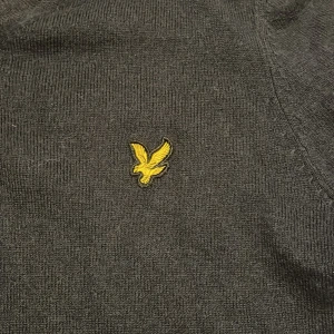  Lyle & Scott tröja - Mörkblå stickad tröja från Lyle & Scott.       Skick 7/10 - ett litet hål vid armen (Se på bild 4)  annars Inga defekter.  Mitt pris 199kr.            Hör av er vid frågor eller funderingar.