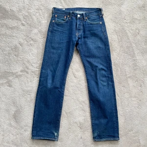 levi’s 501 jeans - Hej, säljer ett par mörkblåa 501:or från Levi’s. Jättebra skick förutom en liten defekt längst ner på byxan. storlek 28/30. Byxorna är 97cm långa.