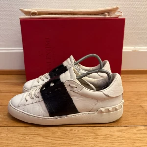Valentino open sneakers  - Säljer nu dessa fina valentino skor | Bra skick | Storlek 36 | Kommer med box,dustbag och kvitto | Hör gärna av er vid frågor eller funderingar 
