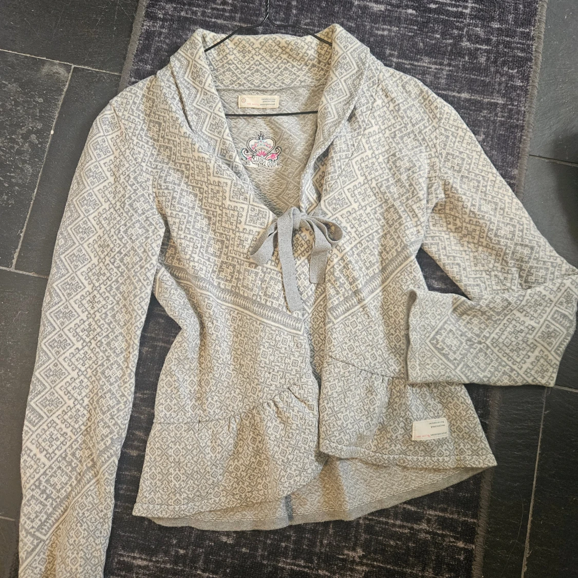 Gråmönstrad kofta från Odd Molly