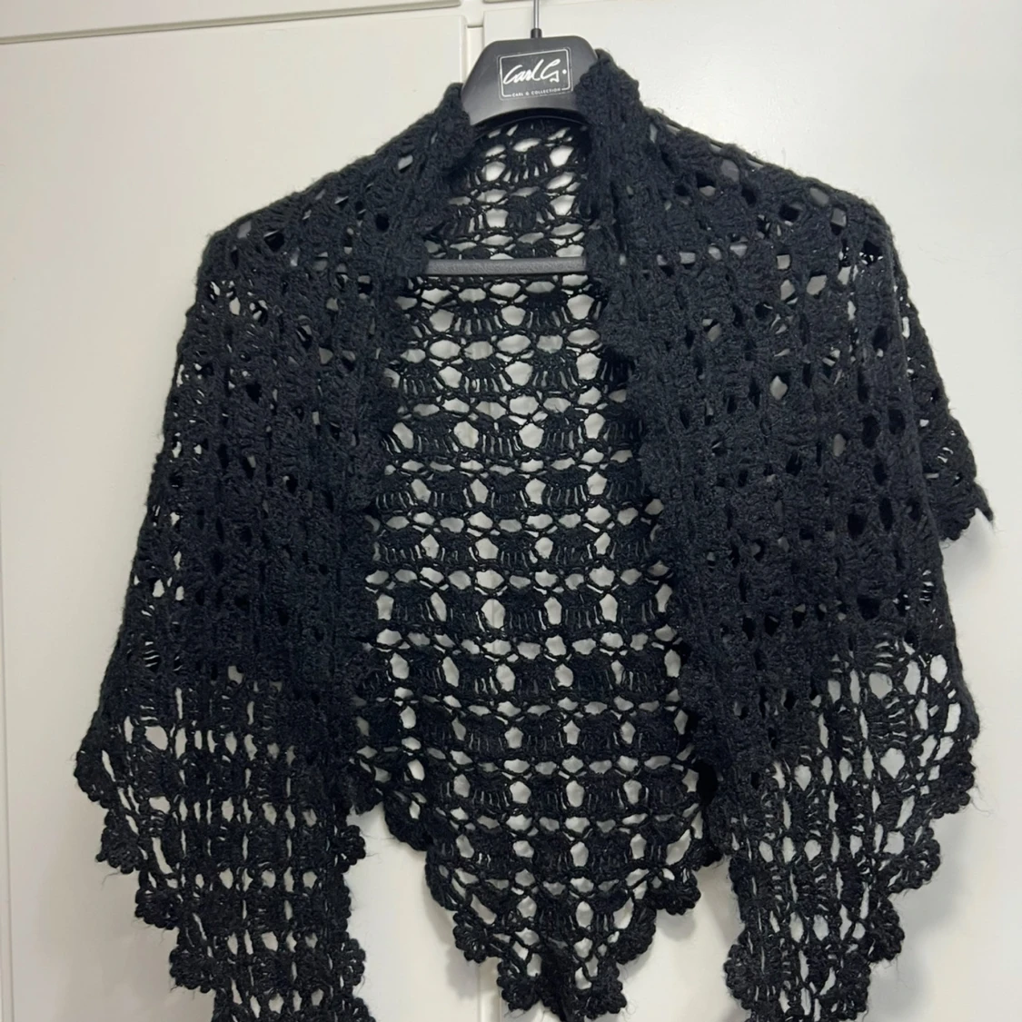 Svart virkad halsduk från Emalj