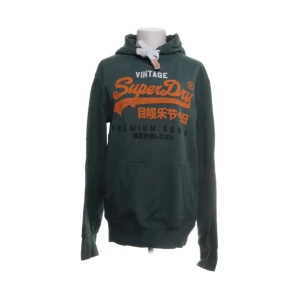Superdry hoodie  - Superdry hoodie - Mörkgrön - Storlek: Medium - Bra skick, använd men inga synliga defekter - Nypris: 949kr - Mitt pris: 399kr - hör av dig vid funderingar 💫