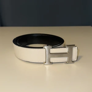 Vitt h-bälte  - Nytt skick perfekt till dig med en fräsh stil! 