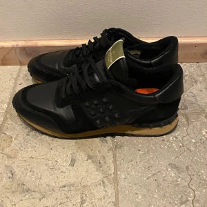 Valentino rockrunners - Valentino rockrunners i mycket bra skick, bara en lite ytlig smuts på höger skon (sista bilden). Passar 43. Pris kan diskuteras! Kan gå ner några hundra👋