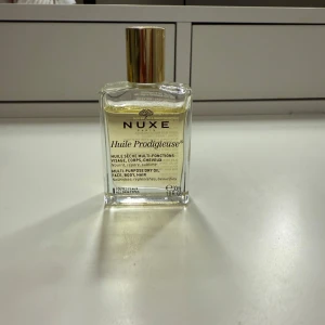 Nuxe Huile Prodigieuse multi purpose oil 30ml - Nuxe Huile Prodigieuse är en multifunktionell torr olja för ansikte, kropp och hår. Luktar även väldigt gott, använder inte därav säljer jag den.