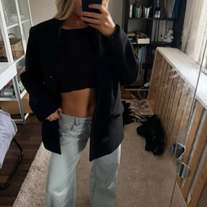 Svart croppad topp - Fin & mycket bra skick 