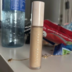 Fenty Beauty concealer  - En fenty beauty concealer i färgen 105, aldrig använt då jag fått den men det har varit för ljus färg för mig, har en annan i en annan färg och dom sätter sig jätte bra på huden !!❤️