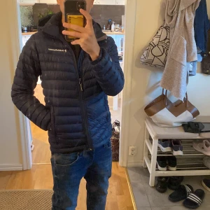 Mörkblå jacka från Peak Performance - Säljer en riktigt fet mörkblå jacka från Peak Performance. Modellen är 170 men jackan passar 163-170