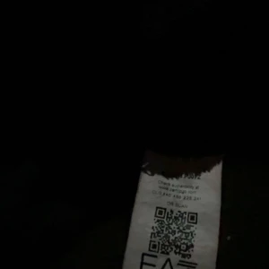 Svart EA7 Emporio Armani sweatshirt - Svart sweatshirt från EA7 Emporio Armani med stor logga framtill i grått. Tröjan har rund halsringning och långa ärmar. Perfekt för dig som gillar stilrena och exklusiva streetwear-plagg.