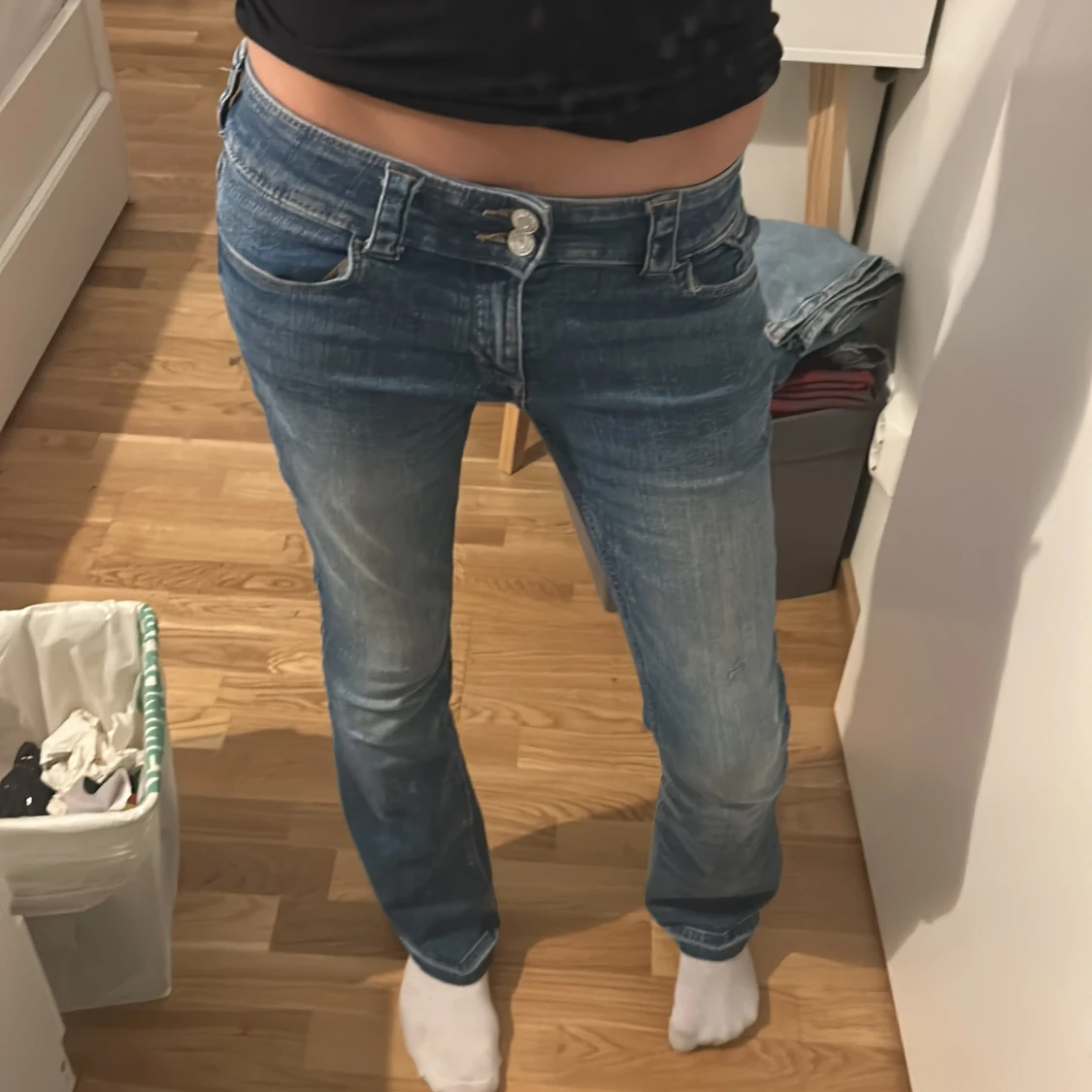 Blå bootcut jeans låg midja
