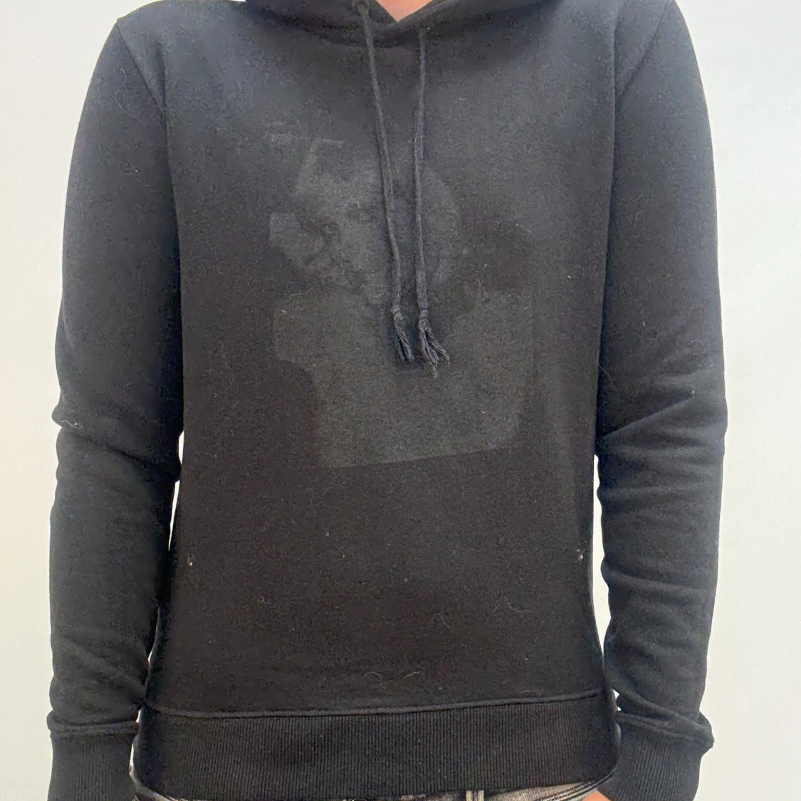 Svart hoodie med snörning