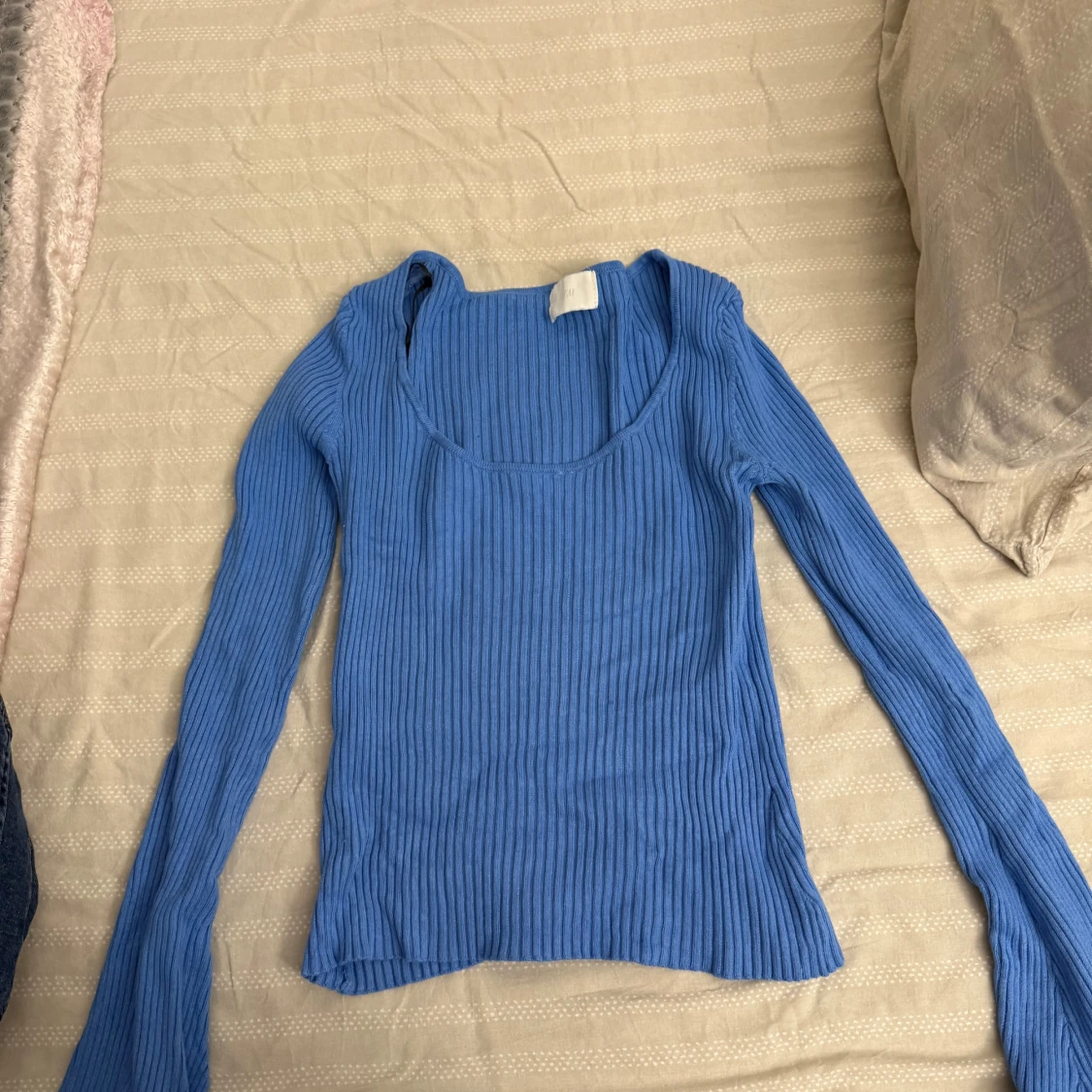 Blå ribbad långärmad topp