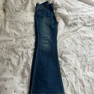 Blå bootcut jeans från Madlady - Säljer då det inget används.Snygga blå jeans från Madlady i klassisk bootcut-modell. Jeansen har normal midja, fem fickor och är tillverkade i ett mjukt denimtyg med lite stretch. Perfekta för dig som gillar en retroinspirerad look med utsvängda ben.