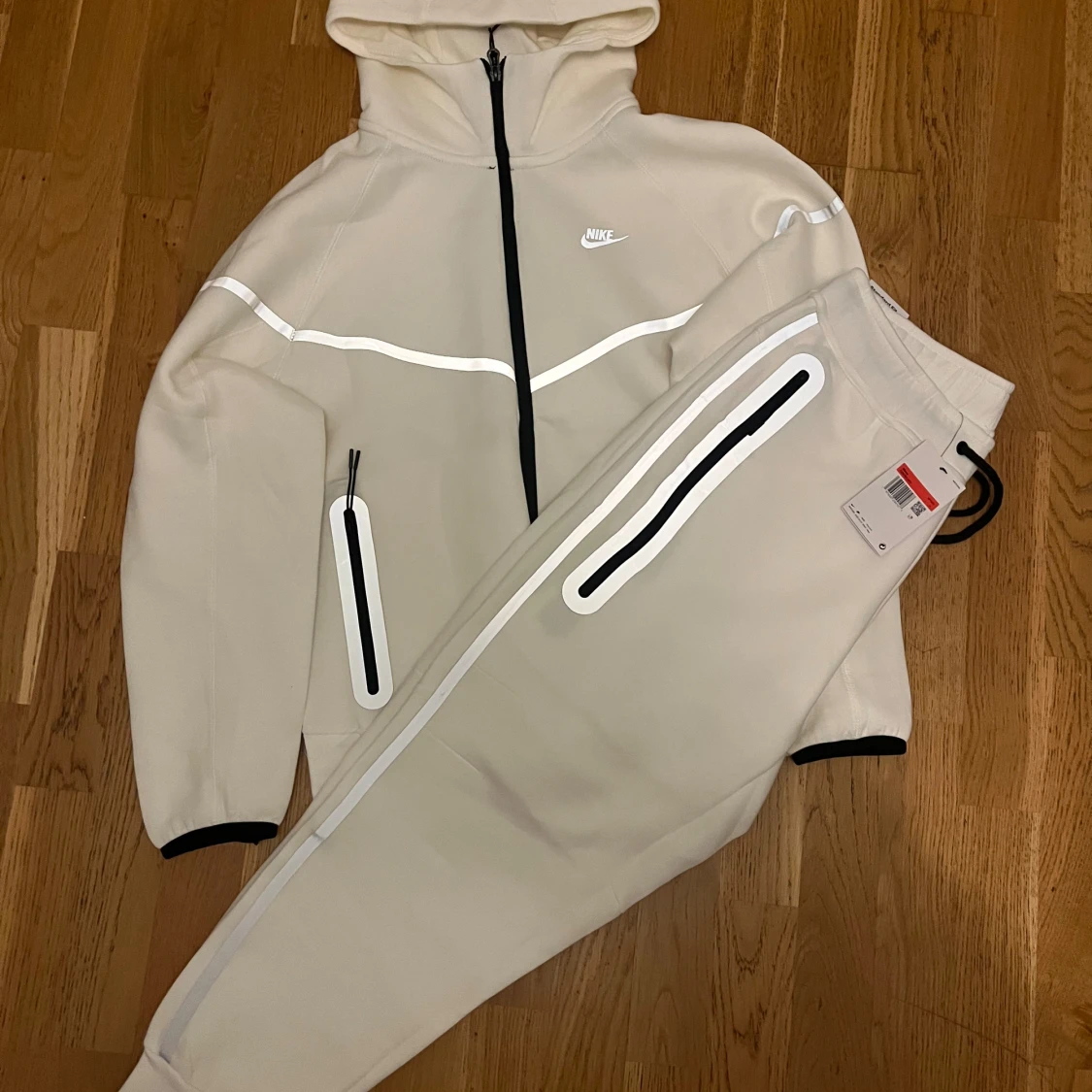 Nike Tech Fleece dress med reflexdetaljer - 1