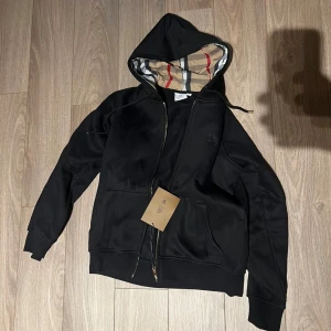 Svart Burberry hoodie - Svart hoodie från Burberry, köpte den men den var för stor för mig. kvitto finns 
