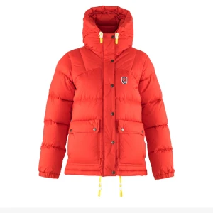 Fjällräven jacka  - Säljes/bytes Säljer min fina vinterjacka då jag vill ha en mindre storlek i den. Den är i väldigt fint skick och köptes förra vintern. Byte är också intresse, har ni en svart, mörk blå eller en röd i xs får ni gärna höra av er. Mer bilder skickas privat🤍