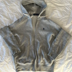 Polo Ralph Lauren zip - En riktig fin och eftertraktad zip tröja från Ralph lauren i grå färg. Funders inte över att göra av dig vid frågor🙌⭐️