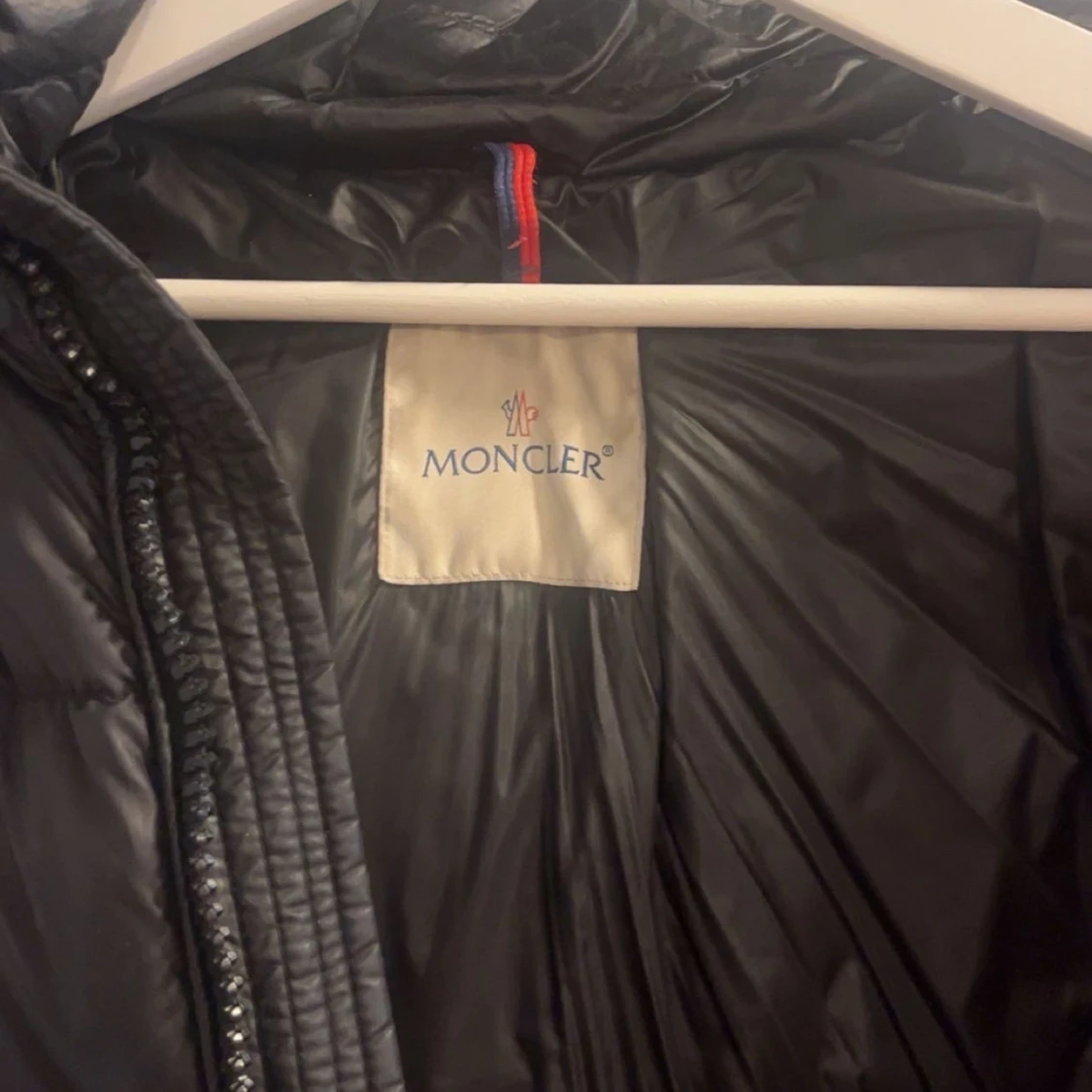 Svart Moncler dunjacka med huva - 1