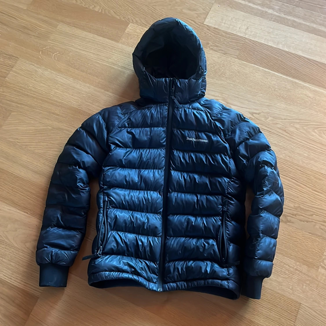 Svart dunjacka från Peak Performance - 2