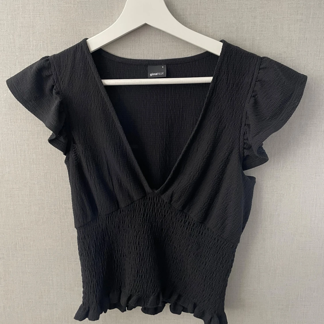 Svart v-ringad topp från Gina Tricot - 1
