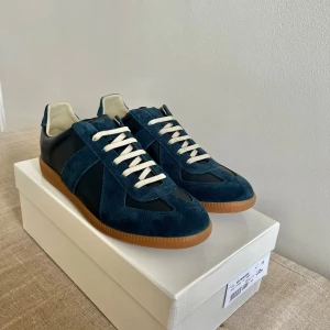 Maison Margiela Gats - Ett par mörkblåa gats i storlek 43 | Skick 9/10, nästintill oanvända | Box följer med, men finns en liten spricka på den (syns på bild 4) | Pris kan diskuteras och skriv vid frågor!